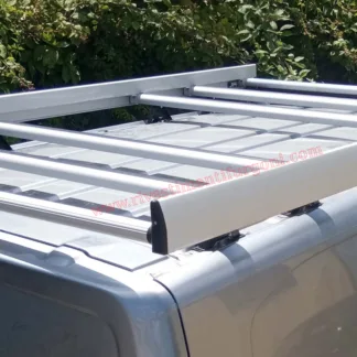 Kit traverse per veicoli commerciali realizzato su Citroën Berlingo con scaletta di accesso per utilizzo professionale su veicoli commerciali