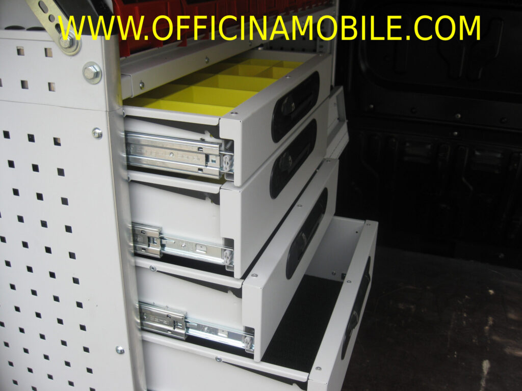 Kit traverse per veicoli commerciali realizzato su Citroën Jumpy con scaletta di accesso per officine mobili professionali
