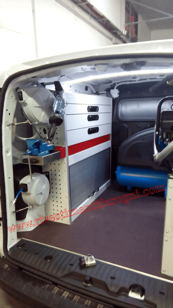 Kit traverse per veicoli commerciali realizzato su Nissan NV300 con fermacarico laterali per attrezzature da lavoro professionali