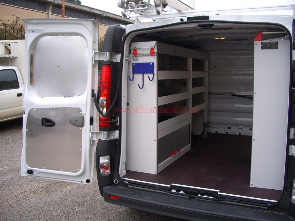 Portatutto per furgoni realizzato su Fiat Scudo con fermacarico laterali per attrezzature da lavoro professionali